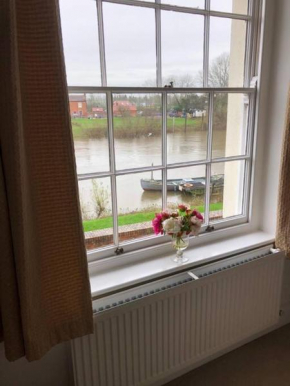 Beautiful riverfront cosy one bedroom apartment